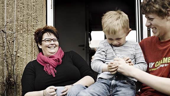 woman-at-flower-shop-living-life-with-a-stoma